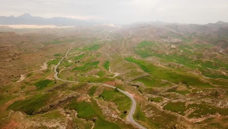 Horizonte-Brumoso-Fondo-De-Montaña-Verde-Paisaje-Aéreo-De-Colinas-Llanura-Sinuosa-Carretera-En-Espiral-Al-Aire-Libre-Conducción-Fuera-De-Carretera-Viajar-Fuera-Del-Campo-Rural-Dezful-Irán-Naturaleza-Maravilloso-Punto-De-Vista-Escénico