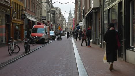 La-Inclinación-Lenta-Captura-La-Calle-Festiva-De-Amsterdam