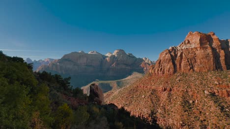 Zion-National-Park,-scenic-wide-panorama-in-beautiful-mountain-nature-in-Utah