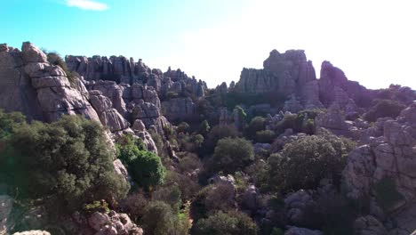 Drohne-Fliegt-Vorwärts-über-Das-Naturschutzgebiet-El-Torcal-De-Antequera,-Malaga,-Andalusien,-Spanien