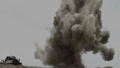 E4,-Zeitlupe-Aufgezeichnete-Staubexplosion-50-Meter-Höhe