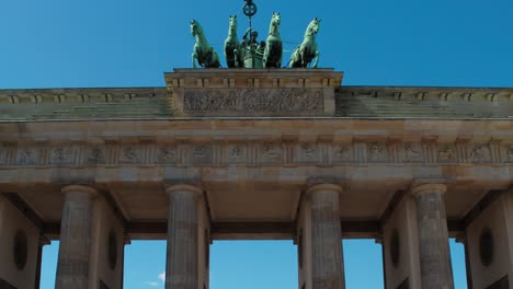 Push-in-hyperlapse-of-Brandenburg-Gate-on-sunny-day,-Berlin,-Germany
