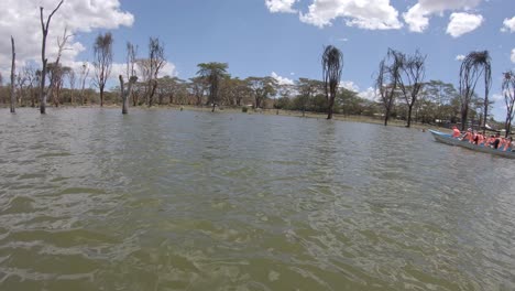 Paseo-En-Barco-Por-El-Lago-Naivasha-En-Kenia,-África,-Turistas-Observando-La-Naturaleza-Salvaje