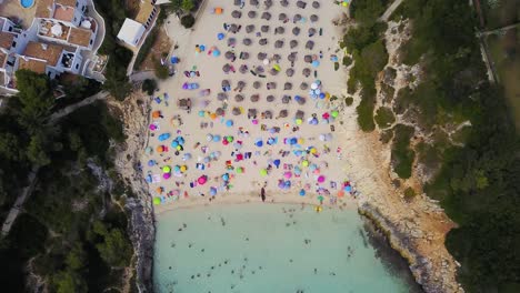 Toma-De-Drones-En-Retirada-De-La-Playa-De-Cala-Anguila,-Una-Cala-Ubicada-En-La-Isla-De-Mallorca-Frente-A-La-Costa-De-España-En-El-Mar-Mediterráneo.