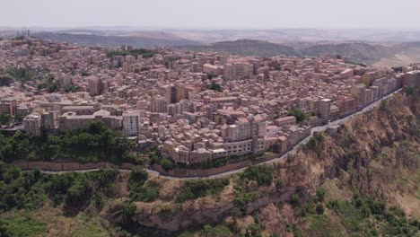Luftaufnahme-Der-Stadt-Enna-Auf-Einem-Felsen-Während-Des-Tages,-Sizilien,-Italien