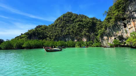 Lagune-Im-Süden-Thailands,-Umgeben-Von-Steilen-Kalksteinfelsen,-Türkisfarbenem-Wasser