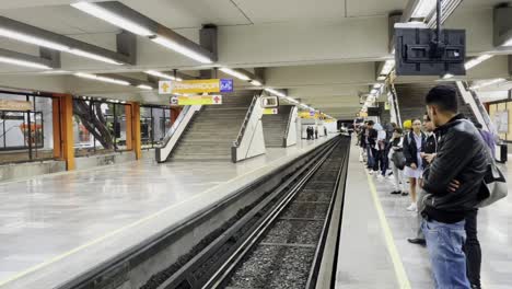 Eine-Gruppe-Junger-Pendler-Wartet-Auf-Die-Ankunft-Der-U-Bahn-In-Cdmx