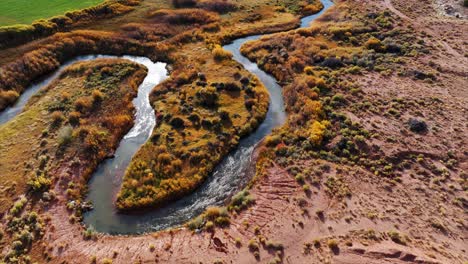 Vista-Aérea-De-La-Sinuosa-Corriente-Del-Río-En-El-Parque-Nacional-Capitol-Reef-En-El-Centro-sur-De-Utah