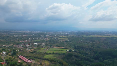 Wunderschöner-Drohnenschuss-über-Der-Stadt-Poas-In-Alajuela,-Costa-Rica