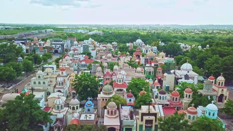 Toma-Aeria-Sobre-Un-Lujoso-Cementerio-En-Sinaloa,-Mexico-02