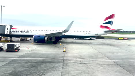 British-Airways-Flugzeug-Parken-Am-Passagierterminal---Ankunft-Am-Gate