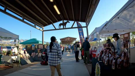 Caminando-Por-Un-Mercado-De-Agricultores-Para-Agricultores,-Ganaderos-Y-Proveedores-De-Alimentos-Artesanales-Del-Sur-De-Arizona