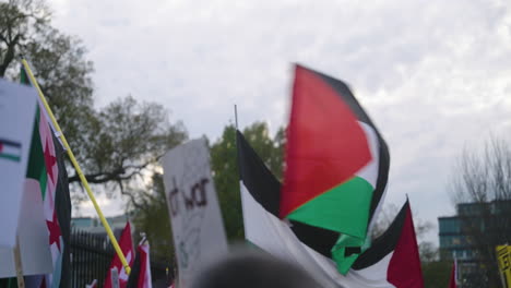 Una-Bandera-Palestina-Ondeando-En-Una-Marcha-Pro-Palestina.