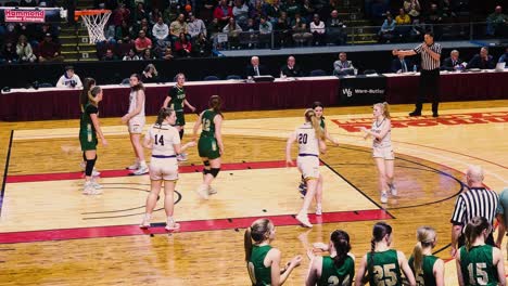 Las-Niñas-De-La-Escuela-Secundaria-Chevrus-Juegan-Con-Las-Niñas-De-Oxford-Hills-En-Un-Torneo-Regional.