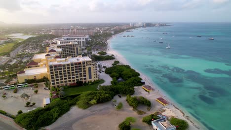 Luftaufnahme-Von-Palm-Beach-Aruba-Küste