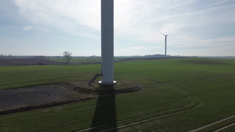 Turbina-De-Molino-De-Viento-De-Abajo-Hacia-Arriba-Vista-Aérea-Sombra-De-Día-Soleado