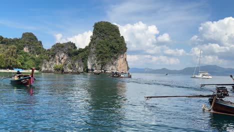 Barcos-De-Cola-Larga-Navegando-Alrededor-Del-Golfo-De-Piedra-Caliza-Al-Sur-De-Tailandia-Asia