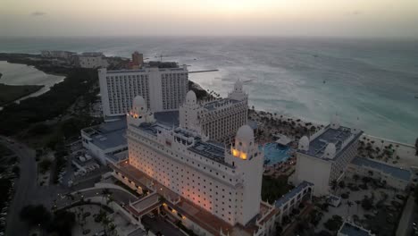 Hoteles-De-Gran-Altura-Al-Atardecer-En-Palm-Beach-Aruba