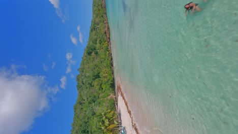 Strand-Playa-Rincon-Und-Mündung-Des-Flusses-Cano-Frio,-Samana-In-Der-Dominikanischen-Republik