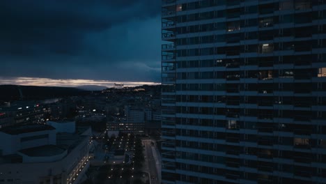 Un-Moderno-Edificio-De-Apartamentos-Con-Un-Cielo-épico-Por-La-Noche