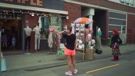 Distancia-Social-Compras-Al-Aire-Libre-En-Amsterdam-Con-Gente-Manteniendo-Distancia