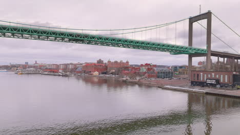 Kultige-Älvsborg-Hängebrücke-über-Den-Roten-Stein-In-Göteborg