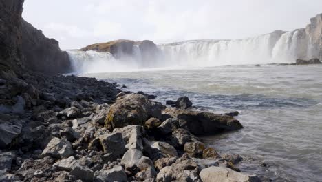 Wunderschöner-Tiefdruck-Des-Godafoss-Wasserfalls-An-Einem-Sonnigen-Tag-Im-Norden-Islands