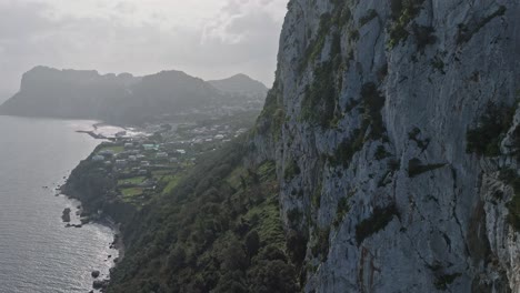 Vista-Costera-De-Capri-Con-Acantilados-Y-Casas-Dispersas,-Bajo-Un-Cielo-Nublado