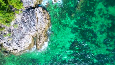 Kristallklares-Wasser-Am-Felsigen-Sandstrand-Einer-Thailändischen-Insel