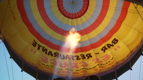 Blick-Nach-Oben-Auf-Propangasflammen,-Die-Den-Heißluftballon-Füllen-Und-Für-Den-Start-Vorbereiten