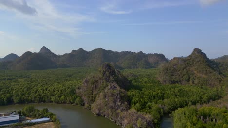 Manglares-Río-Colinas-Malasia-Langkawi