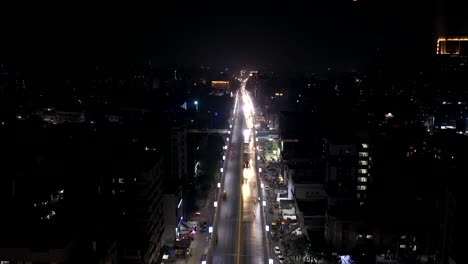 Vista-Aérea-De-Drones-De-Rajkot,-El-Mejor-Lapso-De-Tiempo-De-Rajkot-Donde-Muchos-Vehículos-Pasan-Por-El-Puente.-Los-Vehículos-Son-Visibles-Desde-Debajo-Del-Puente.