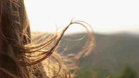 Haare-Eines-Blonden-Mädchens,-Die-Von-Einem-Starken-Wind-Verweht-Werden