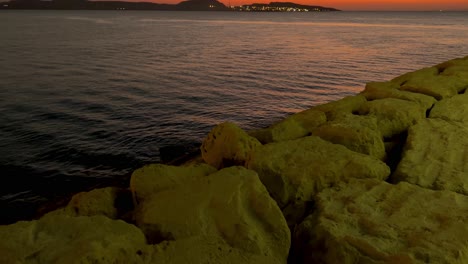 Wunderbarer-Orangefarbener-Sonnenuntergang-Am-Strand-Der-Insel-Qeshm,-Panorama-Horizont-Skyline-Nach-Einer-Bootsfahrt-Im-Jachtklub,-Küstenlandschaft,-Meeresabenteuer,-Paddelbrett,-Schwimmen,-Frauenleben,-Freiheit-In-Der-Iranischen-Natur