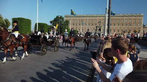 Imágenes-En-Cámara-Lenta-De-La-Familia-Real-Sueca-En-Un-Carruaje-Tirado-Por-Caballos-En-El-Día-Nacional-En-Estocolmo