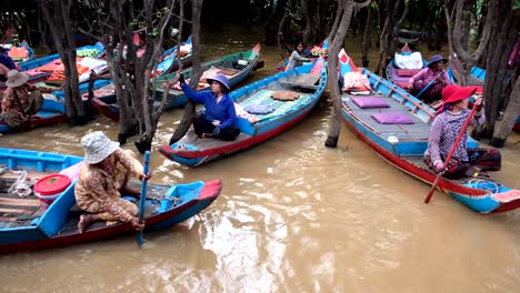 Kampong-Phluk,-Eine-UNESCO-Welterbestätte,-Lädt-Touristen-Ein,-Durch-Von-Den-Einwohnern-Angebotene-Bootsfahrten-In-Die-Lokale-Kultur-Einzutauchen,-Traditionen-Zu-Präsentieren-Und-Das-Erbe-Zu-Bewahren