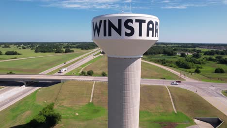 Video-Aéreo-De-Un-Dron-Que-Se-Eleva-Para-Revelar-La-Torre-De-Agua-Del-Casino-Winstar-World-En-Thackerville,-Oklahoma.