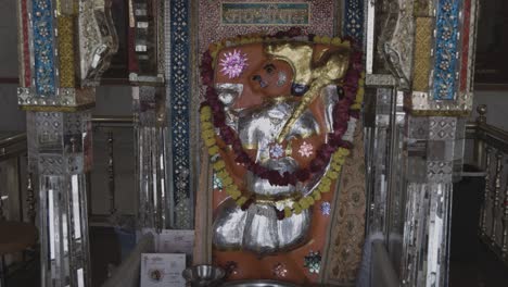 Der-Hinduistische-Gott-Hanuman-Wird-Von-Einem-Gläubigen-Mit-Opfergaben-Im-Tempel-Bei-Tageslicht-Belästigt.-Das-Video-Wurde-Am-13.-November-2023-Im-Pal-Balaji-Tempel-In-Jodhpur,-Rajasthan,-Indien,-Aufgenommen