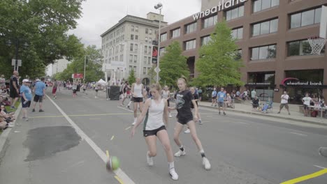 Hoopfest-2018-–-Weitwinkelaufnahme-Eines-Basketballspiels-Der-Mädchen