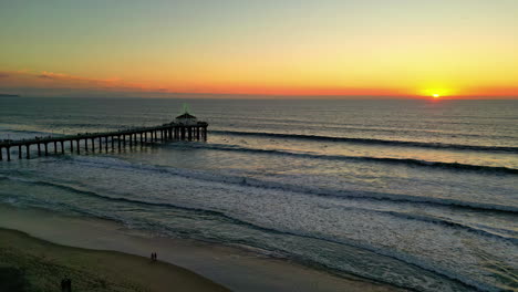 Perfekte-Aussicht-Auf-Den-Sonnenuntergang-Am-Manhattan-Beach-Pier-In-Manhattan-Beach,-Kalifornien,-USA