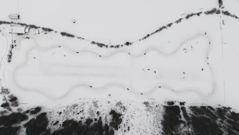 Luftaufnahme-Von-Oben-Nach-Unten-Der-Winter-Drift-Rennstrecke-Mit-Vollem-Kreis-Und-Kurven