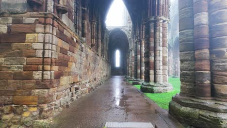 Whitby-Abby-Ahora-Está-Abandonada-Y-Formalmente-Es-Una-Abadía-Benedictina-Y-Está-Situada-Con-Vistas-Al-Mar-En-La-Costa-Este-De-Inglaterra.