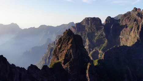 Miradouro-Do-Ninho-Da-Manta-Aus-Einer-Luftaufnahme-Einer-Orbitaldrohne-Mit-Blick-Auf-Die-Weite-Berglandschaft-Von-Oben-Auf-Madeira