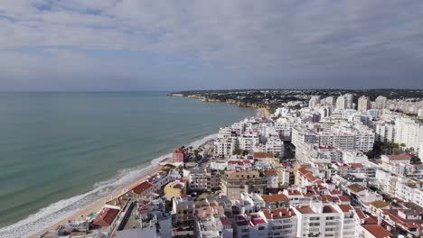 Schöner-Badeort-Armacao-De-Pera-In-Portugal,-Drohnenaufnahme,-Bewölkt