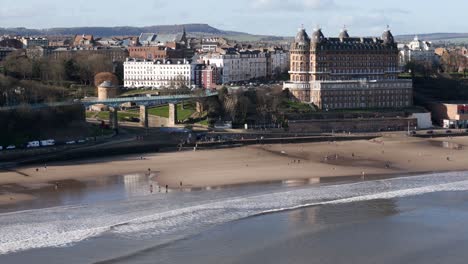 Imágenes-Aéreas-De-Scarborough-South-Bay,-El-Gran-Hotel-En-Invierno