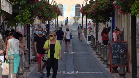 Menschen-Mit-Gesichtsmasken-Und-Mann-Auf-Dem-Fahrrad,-Corona-Zeiten-In-Antibes,-Frankreich