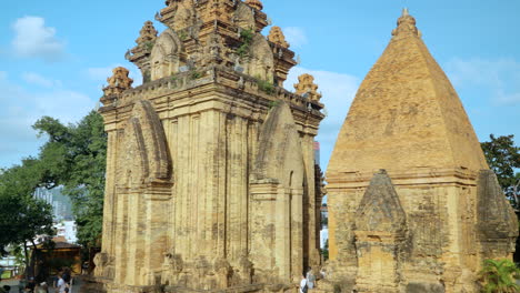 Turistas-Haciendo-Turismo-Caminando-Por-Las-Torres-Po-Nagar-Cham---Antiguo-Templo-Hindú-En-La-Ciudad-De-Nha-Trang,-Vietnam---Cámara-Lenta-Inclinada-Hacia-Abajo