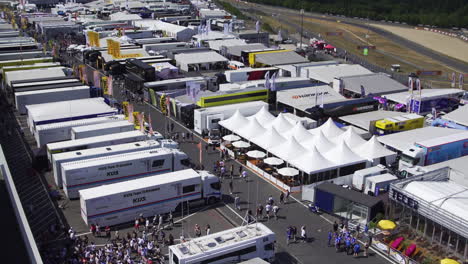 Paddock-De-Carreras-De-Fórmula-Uno,-Vista-De-Los-Camiones-De-Carreras-Desde-Terreno-Elevado