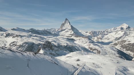 Drohnenaufnahmen-Des-Vorbeifahrenden-Zuges-Und-Des-Matterhorns-Im-Hintergrund.-4K-Kinoaufnahmen---Zermatt---Schweiz