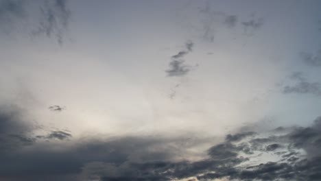 Himmlische-Reise,-Während-Sich-Der-Himmel-In-Diesem-Faszinierenden-Zeitraffervideo-Entfaltet,-In-Dem-Wolken-Vor-Einem-Hintergrund-Aus-Funkelnden-Sternen-Ziehen